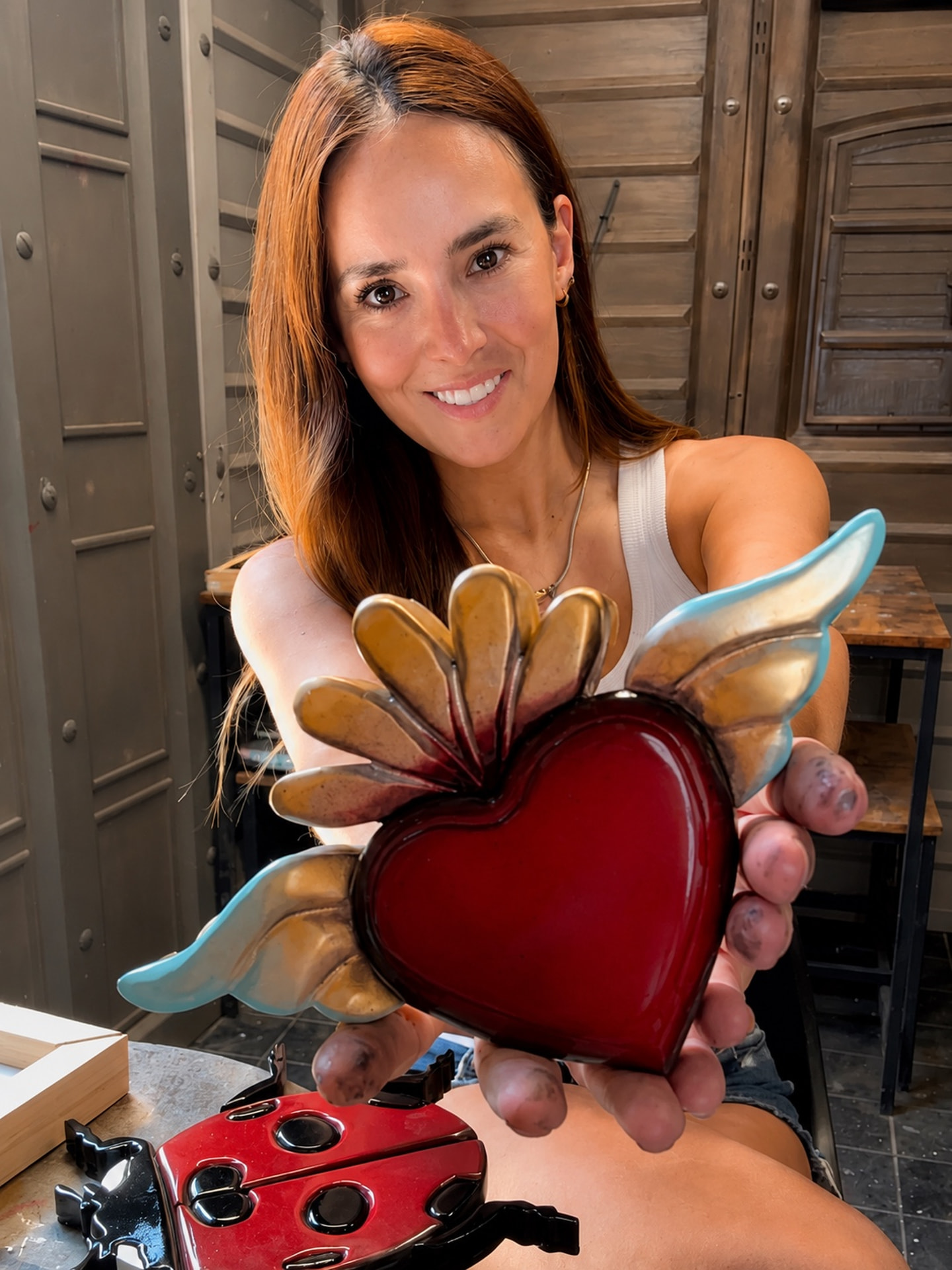 Mariana Ayma en su taller con una de sus obras escultóricas en madera